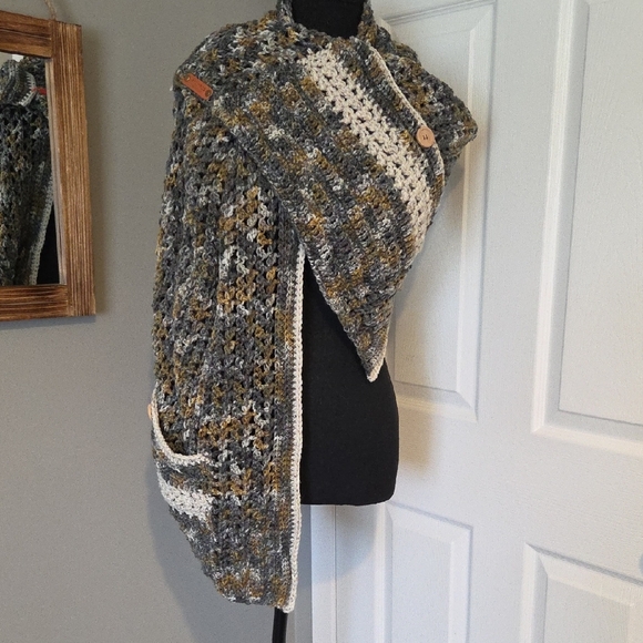 HANDMADE - Cozy Women’s Large Pocket Wrap/shawl - Olive - Picture 3 of 5